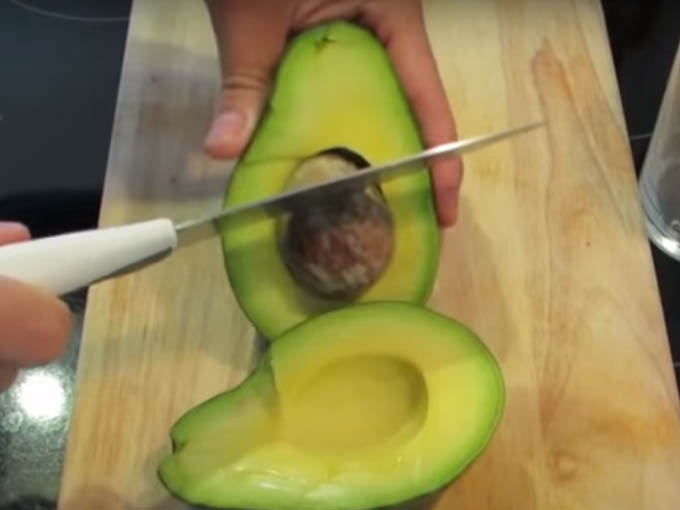 2 Avocadokern mit Messer entfernen
