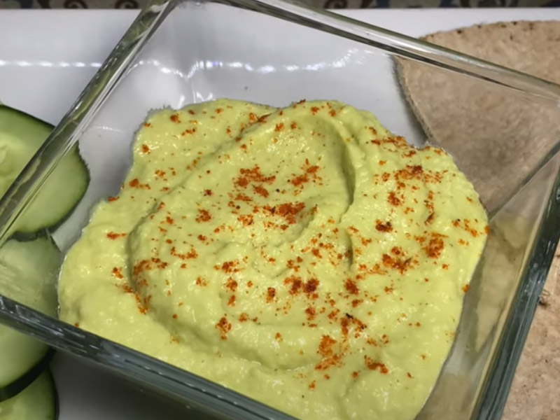 4 Hummus-Zutaten mischen