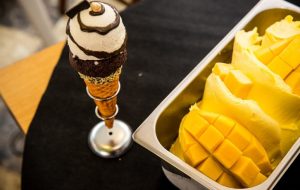 preparación del helado de mango